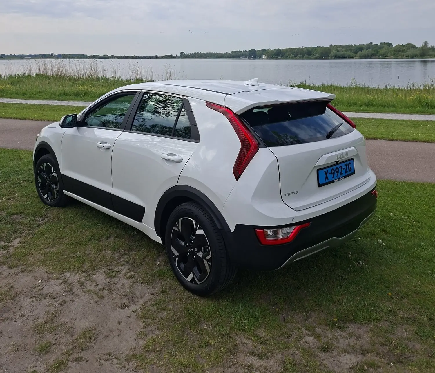 De witte elektrische Kia Niro van Tristan's Taxi